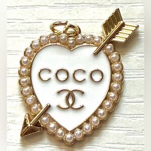 White Heart COCO Charm Pendant – Pearl Trim Gold Tone CC Zipper Pull Cgaem